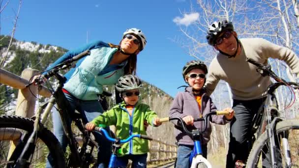 Familie mit Kindern genießt Radfahren im Freien — Stockvideo