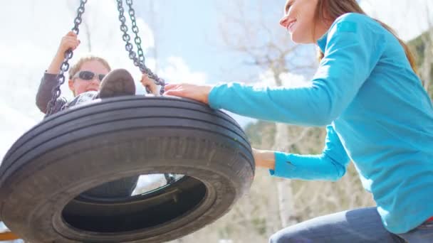 Madre che gioca con il figlio al parco giochi — Video Stock