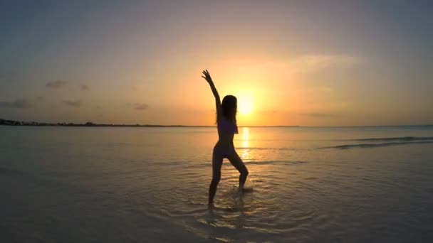 Menina chinesa de biquíni dançando na praia — Vídeo de Stock