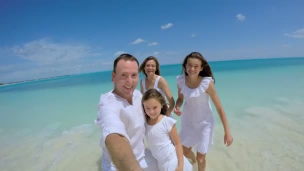 Kaukasiska familj att göra video självporträtt — Stockvideo