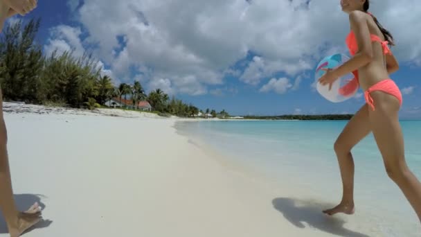 Chicas jóvenes jugando con la pelota en una playa — Vídeos de Stock