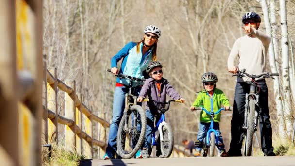 Gezin met kinderen genieten van fietsen op buiten — Stockvideo