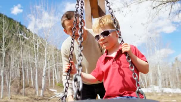Pai brincando com filho no playground — Vídeo de Stock