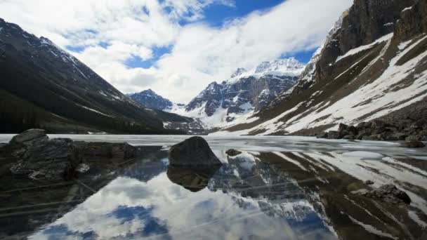 Glacial azul lagos y montañas — Vídeos de Stock