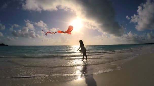 Ragazza asiatica che gioca con aquilone rosso sulla spiaggia — Video Stock