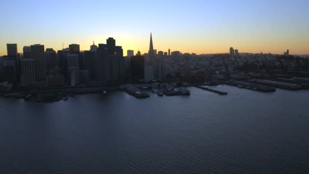 Вид с воздуха на Сан-Франциско на закате — стоковое видео