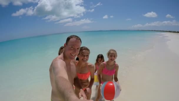 Kaukasische familie vakantie genieten op het strand — Stockvideo