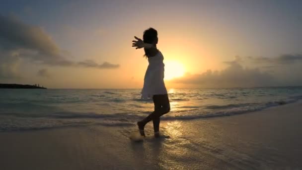 African American girl on tropical beach — Stock Video