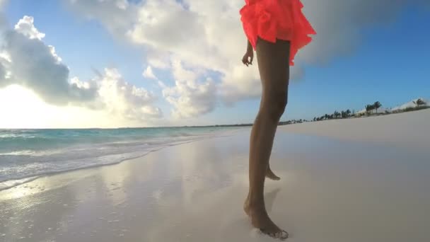 African American girl enjoying vacation on beach — Stock Video