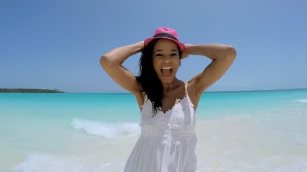 Afro-américaine fille sur tropical plage — Video