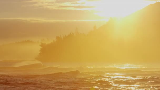 ดวงอาทิตย์ตกเหนือคลื่นมหาสมุทรแปซิฟิกในฮาวาย — วีดีโอสต็อก