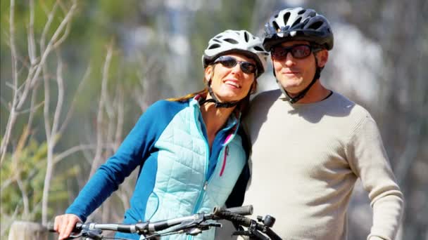 Jeune couple appréciant le vélo en plein air — Video