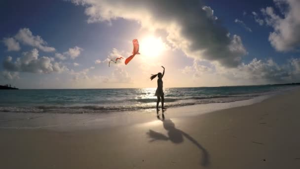 Chica asiática jugando con cometa roja en la playa — Vídeos de Stock