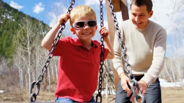 Padre che gioca con il figlio al parco giochi — Video Stock