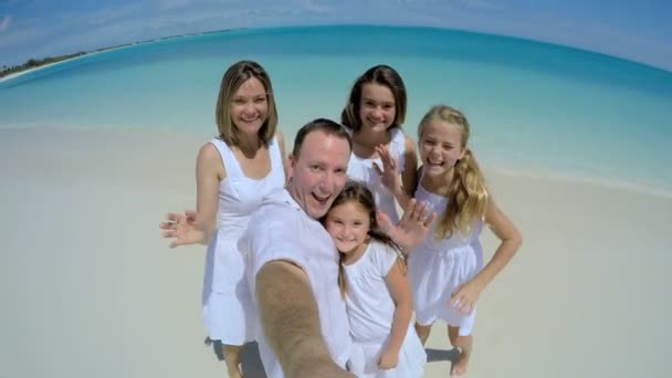 Kaukasische Familie genießt Strandurlaub — Stockvideo