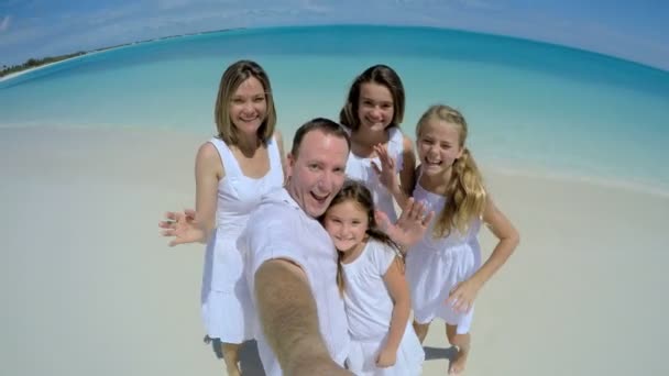 Família caucasiana desfrutando de férias na praia — Vídeo de Stock