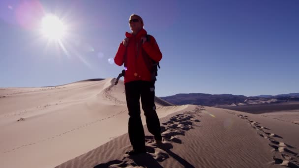 Donna esploratore a piedi attraverso dune di sabbia — Video Stock