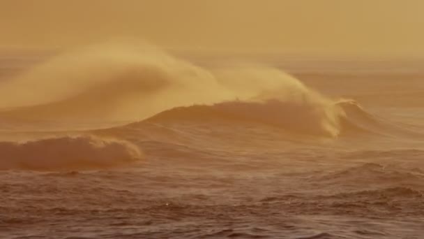 Por do sol sobre as ondas do oceano Pacífico no Havaí — Vídeo de Stock