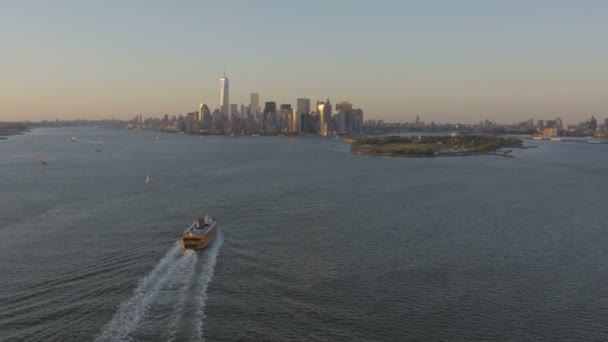 Färje båtar på Hudson River, NYC — Stockvideo