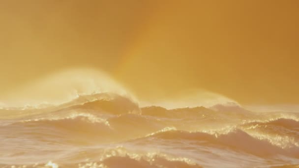 Západ slunce nad vlny Tichého oceánu na Hawaii — Stock video