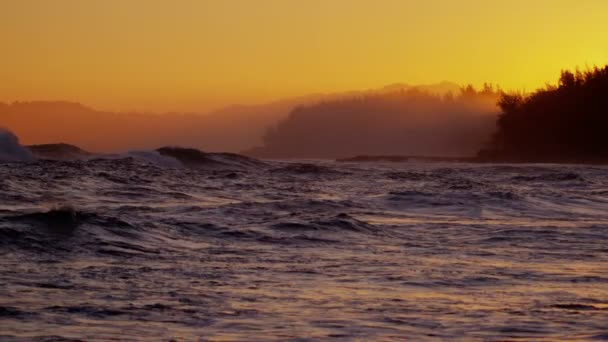 Puesta de sol sobre las olas del océano Pacífico en Hawaii — Vídeo de stock