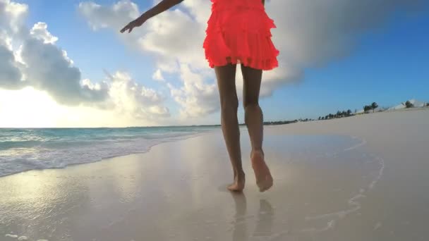 Afrikanerin genießt Urlaub am Strand — Stockvideo