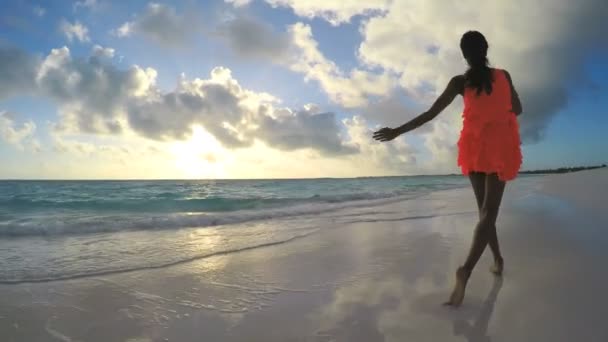 Menina afro-americana desfrutando de férias na praia — Vídeo de Stock