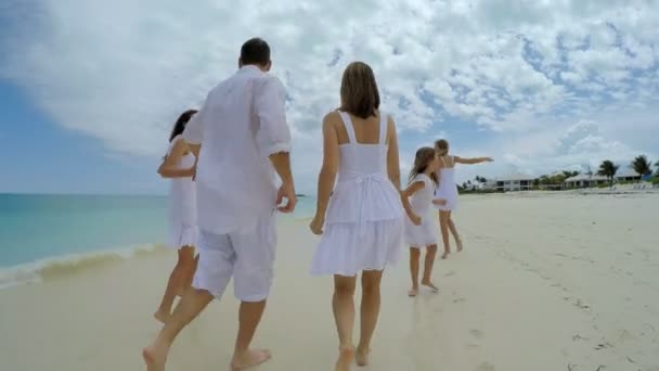 Кавказская семья наслаждается пляжным отдыхом — стоковое видео