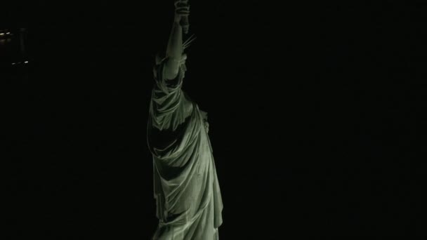 Статуя Свободы ночью в Нью-Йорке — стоковое видео