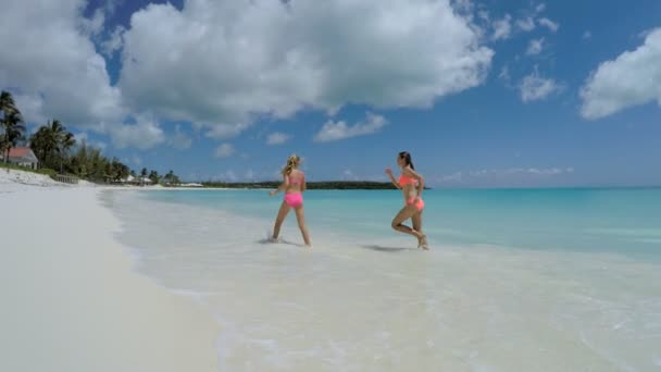 Caucásico chicas jóvenes jugando en una playa — Vídeos de Stock