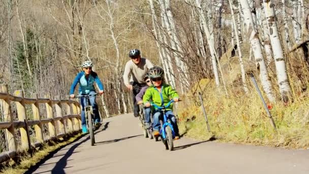 Rodina s dětmi těší cyklistika na venkovní — Stock video