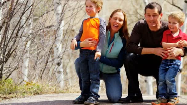 Famille avec enfants profitant de la promenade en plein air — Video