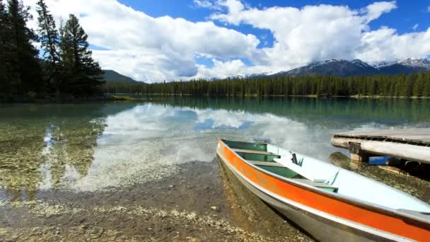 Деревянная лодка на берегу горного пресноводного озера — стоковое видео