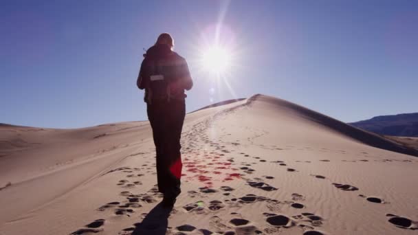 Badacz kobieta idąc przez wydmy — Wideo stockowe
