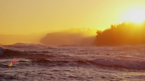 Puesta de sol sobre las olas del océano Pacífico en Hawaii — Vídeos de Stock