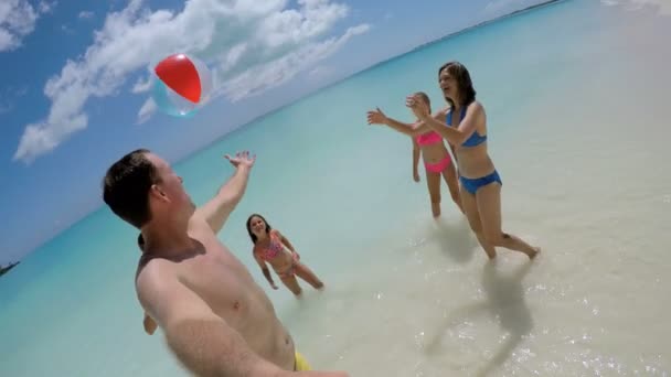 Família caucasiana desfrutando de férias na praia — Vídeo de Stock