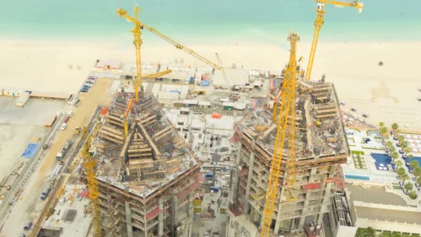Sitio de construcción en la orilla en Dubai — Vídeo de stock