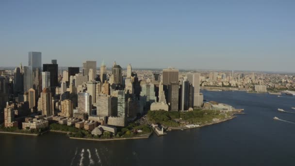 New York City met moderne wolkenkrabbers — Stockvideo