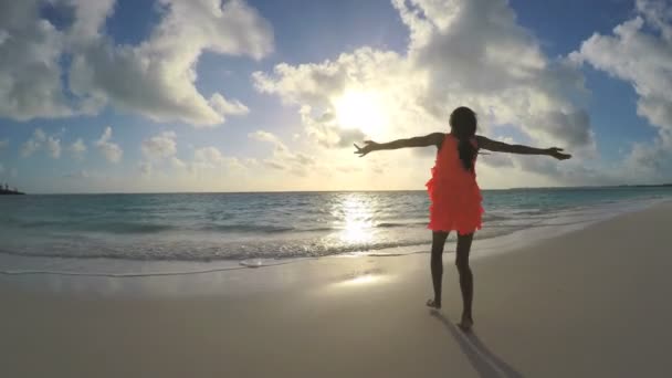Menina afro-americana desfrutando de férias na praia — Vídeo de Stock