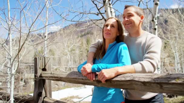 Пара наслаждается отдыхом на открытом воздухе — стоковое видео