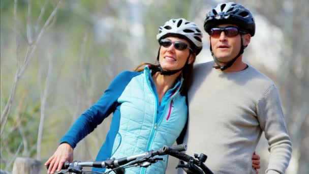 Jovem casal desfrutando de ciclismo ao ar livre — Vídeo de Stock