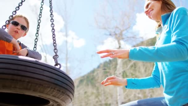 Madre che gioca con il figlio al parco giochi — Video Stock