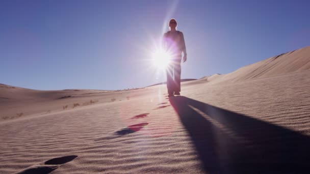 Explorador mujer caminando a través de dunas de arena — Vídeos de Stock