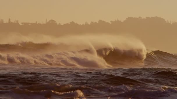 Puesta de sol sobre las olas del océano Pacífico en Hawaii — Vídeo de stock