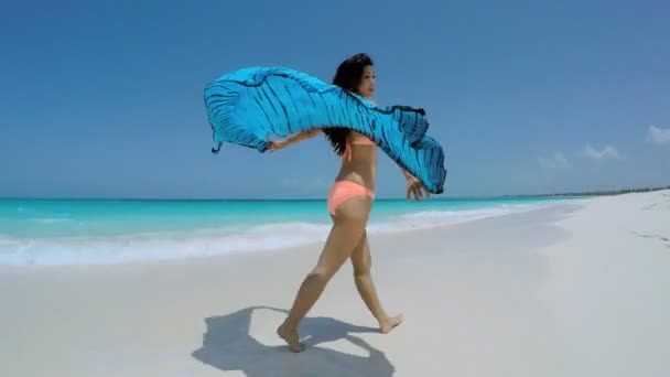 Chinois fille pieds nus marche sur la plage — Video