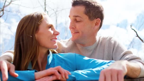 Paar genießt seinen Urlaub im Freien — Stockvideo