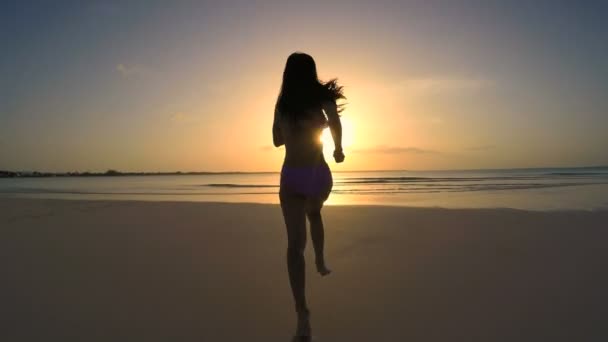 Chinese girl in bikini dancing on beach — Stock Video