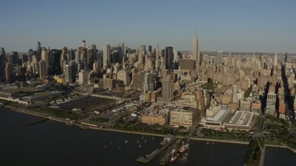 New York City met moderne wolkenkrabbers — Stockvideo