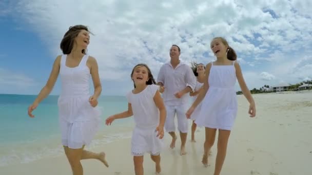 Família caucasiana desfrutando de férias na praia — Vídeo de Stock