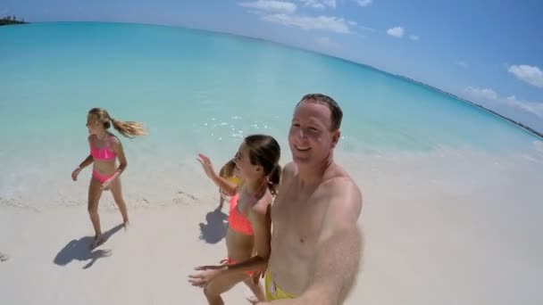 Família caucasiana desfrutando de férias na praia — Vídeo de Stock